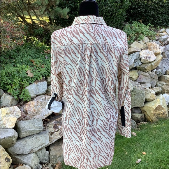 Lysse Med Patterned Blouse. Roll tab sleeves. No defects or stains - Picture 3 of 5